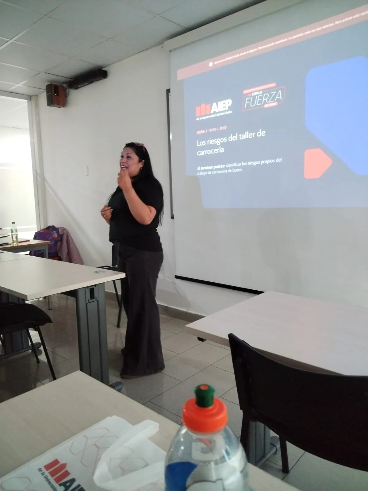 Clase de teoría frente a la presentación del curso en AIEP