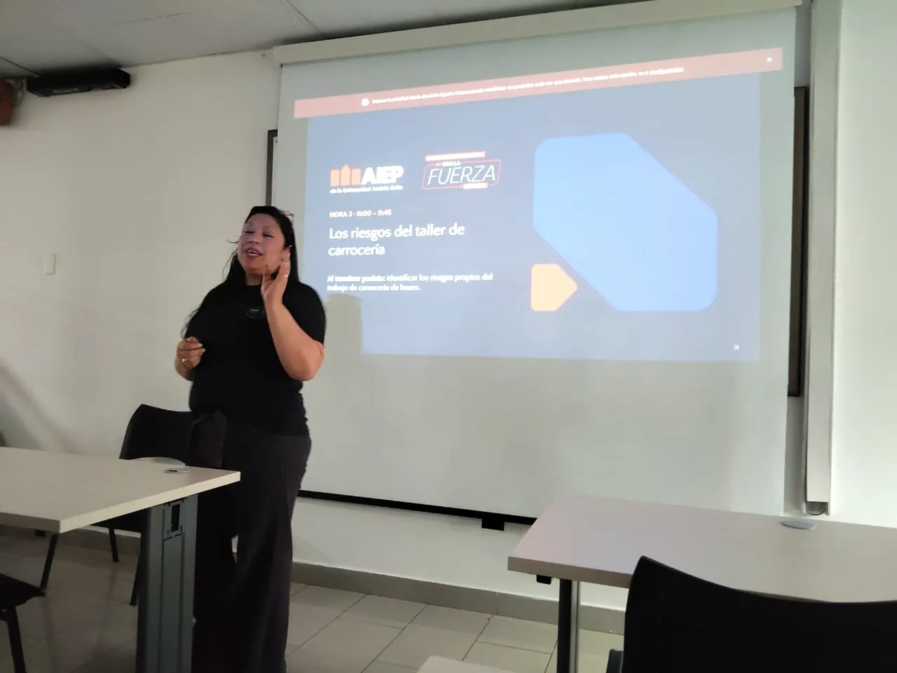 Clase de teoría sobre los riesgos del taller de carrocería en AIEP