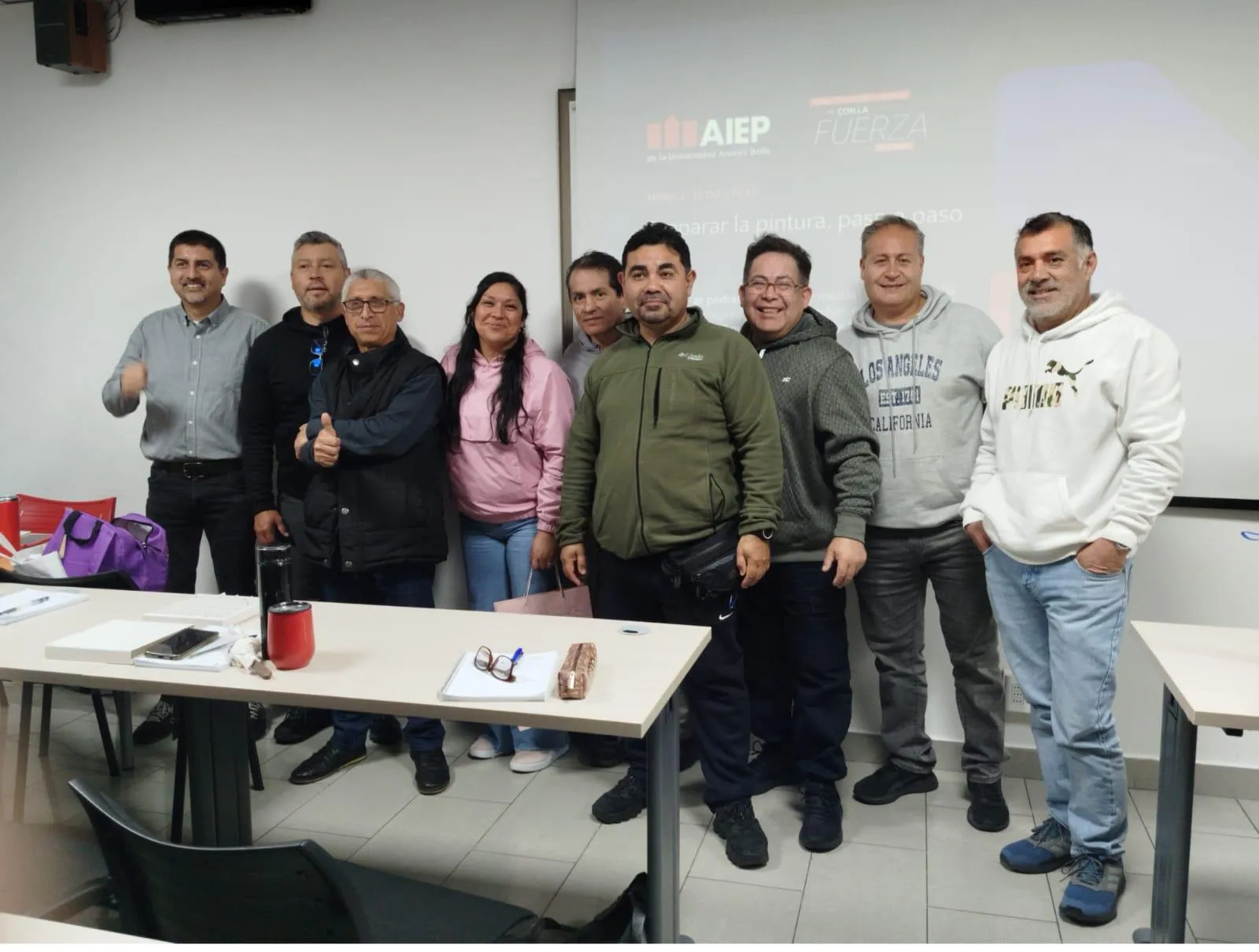 Grupo de alumnos del curso de carrocería de buses de AIEP y Voy Santiago en la sala de clases